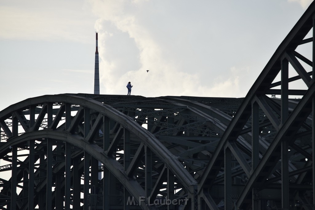 PSpringt kein Suizid Brueckenspringer Koeln Hohenzollernbruecke P103.JPG - Miklos Laubert